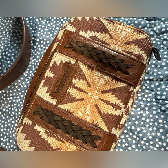 Wrangler Brown and Cream Geometric Crossbody Bag - Picture 2 of 7